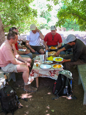 Repas à l'ombre des noyers séculaires