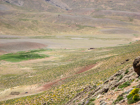 Le Refuge de Tarkeditt et le plateau ou nous devons bivouaquer.