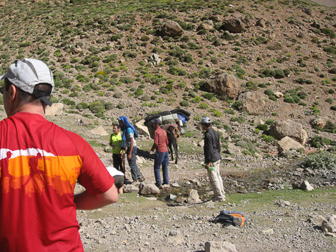 Notre guide, les muletiers, le cuistot