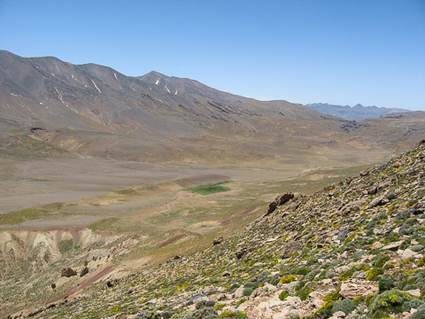Vue sur la plateau de Tarkediitt depuis le col d'arous, au loin nous aperçevons le refuge.