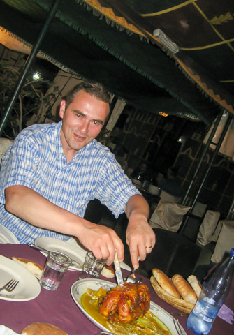 alain découpe le poulet