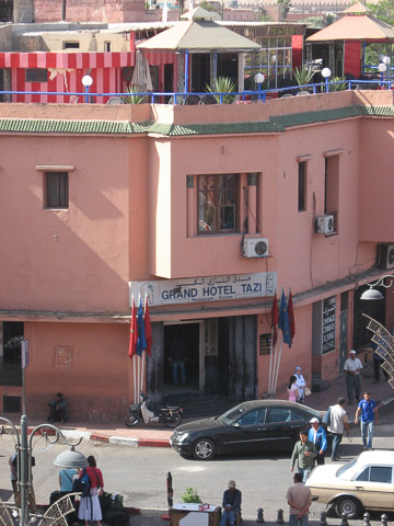 Vue depuis la terrasse du riad Omar : bar à Bière